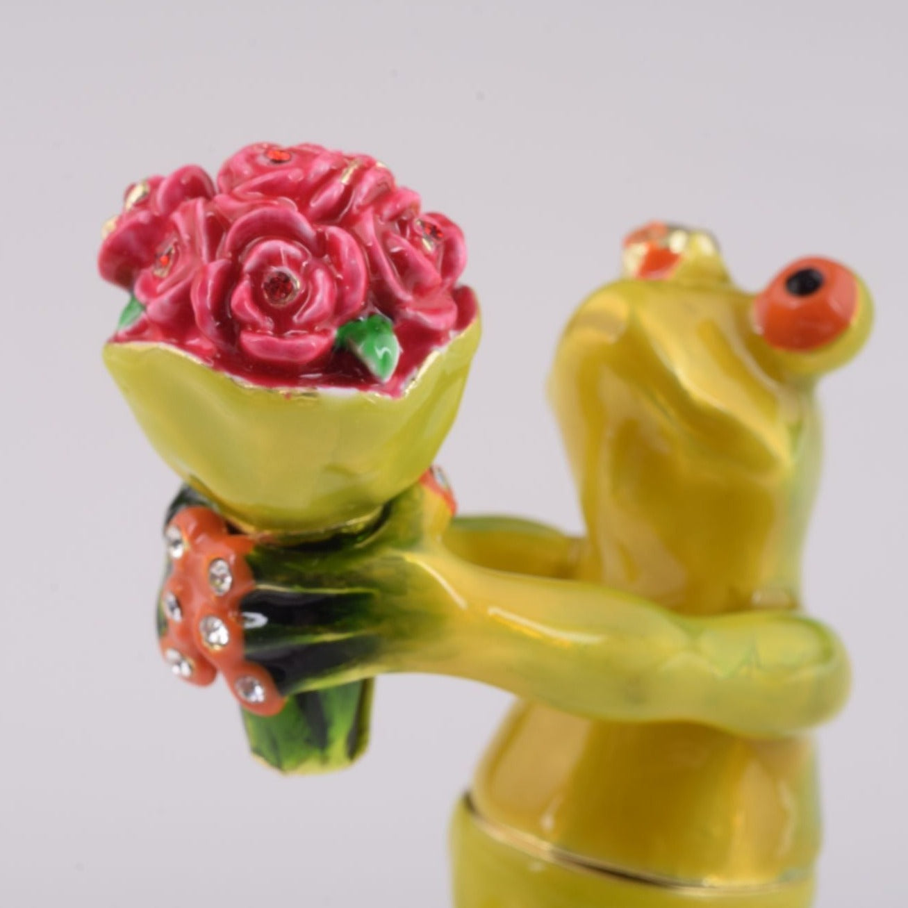 Romantic Frog Holding Flowers-1 Romantic Frog Holding Flowers-1